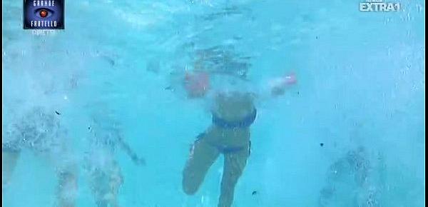  Angela Viviani pool topless @ Grande Fratello 13 (IT)